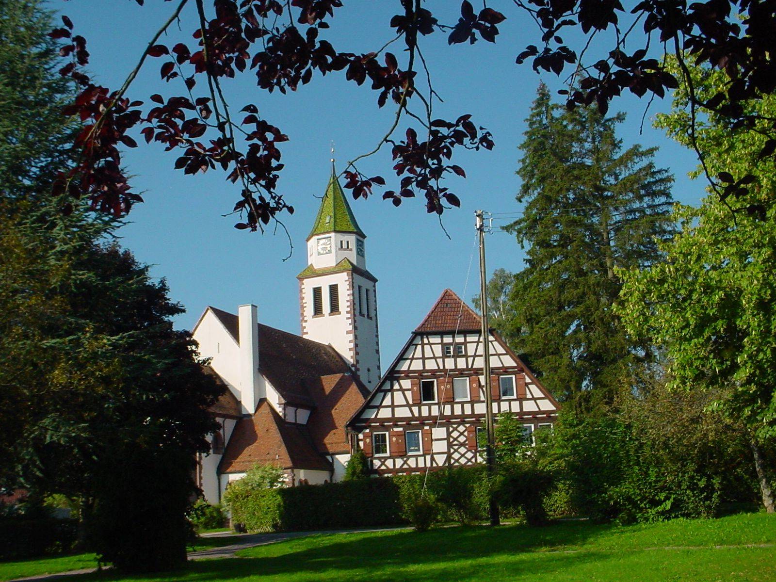  Evangelische Jakobskirche mit Pfarrhaus 
