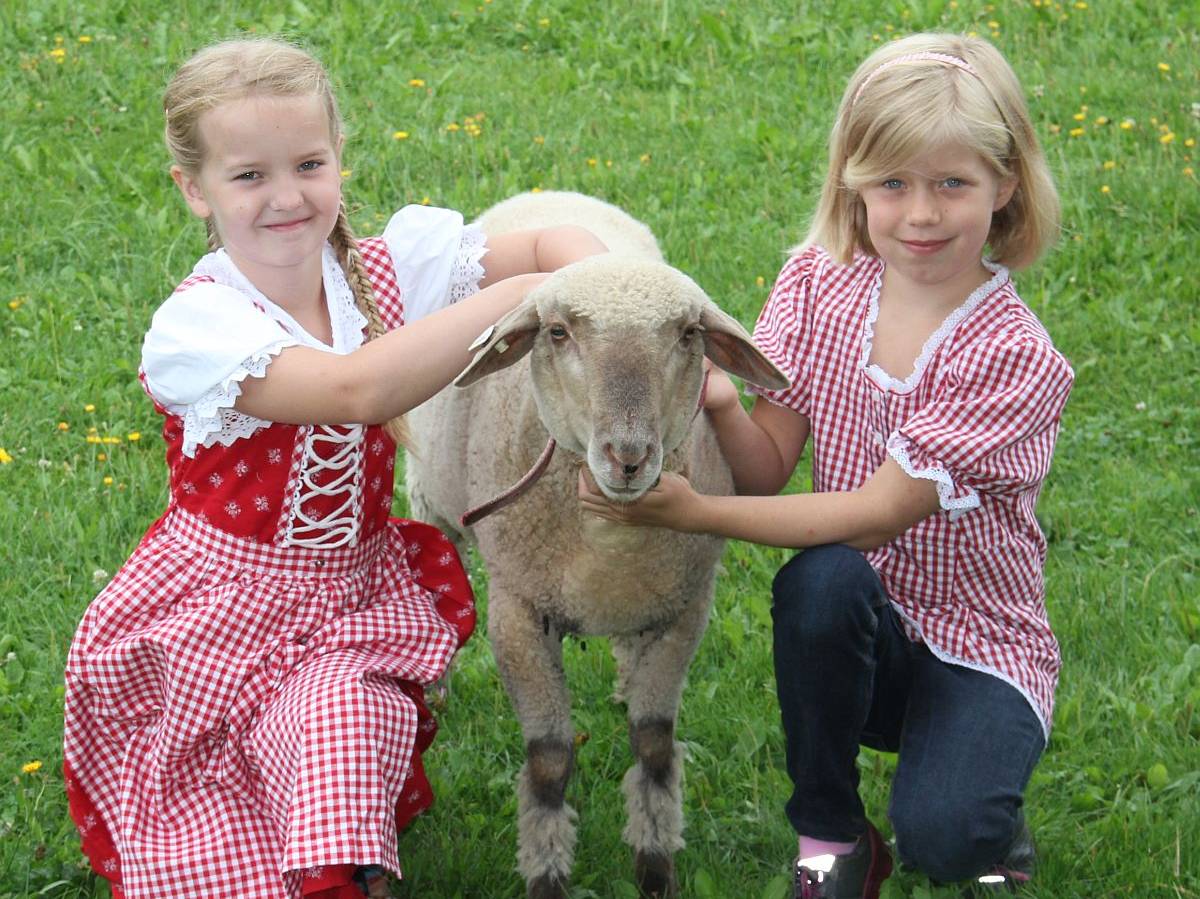  Kinder mit Schaf 